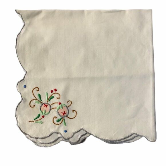 Set of 2 Vintage Hand Embroidered Napkins 16 x 15 Cream Floral Scalloped Edge - Picture 5 of 5